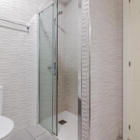 Breezy Bright Urban Oasis Apartman *